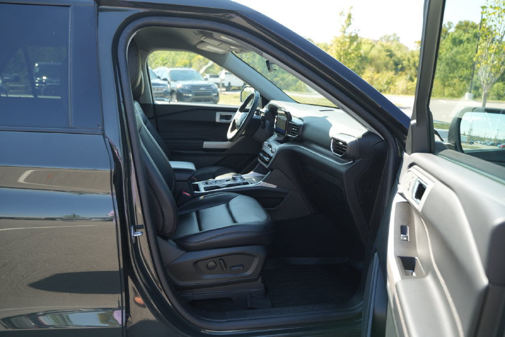 Used 2024 Ford Explorer XLT w/ Equipment Group 202A AWD/4WD image 22