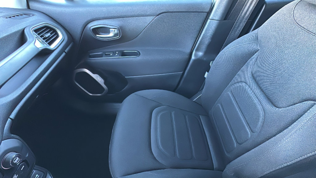 Used 2018 Jeep Renegade Latitude w/ Popular Equipment Group image 12