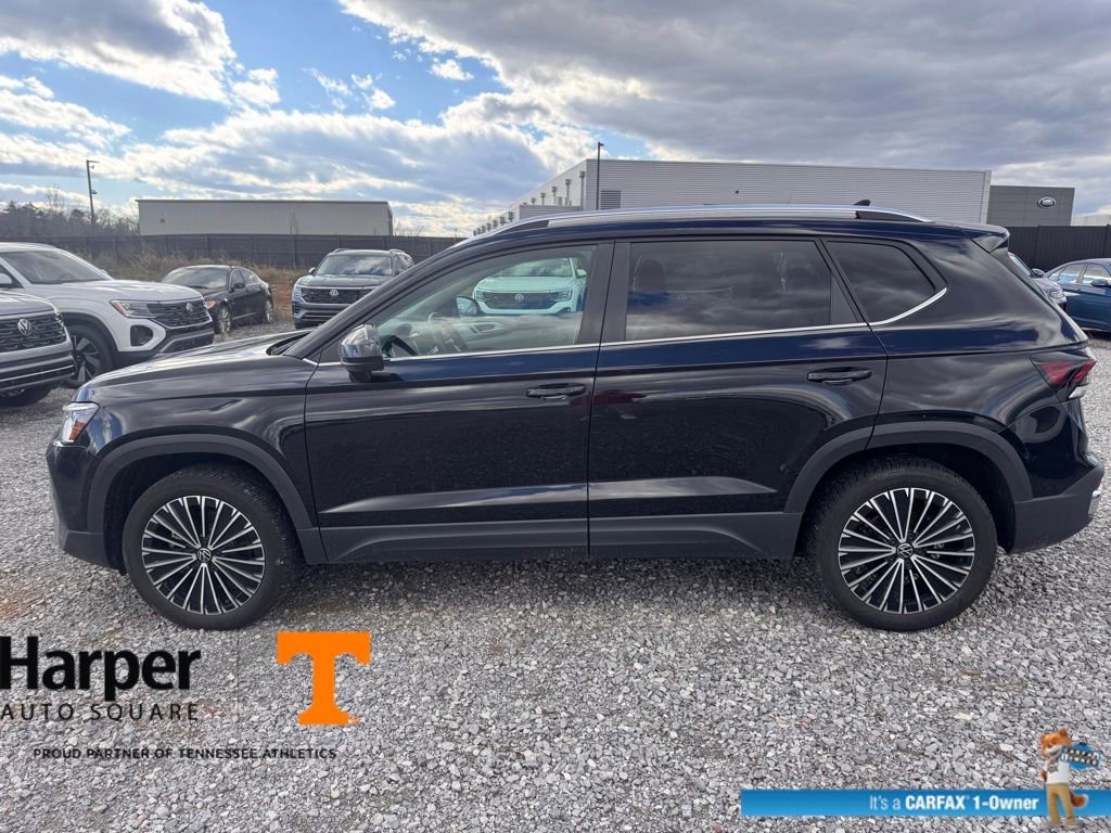 Used 2025 Volkswagen Taos SE image 2