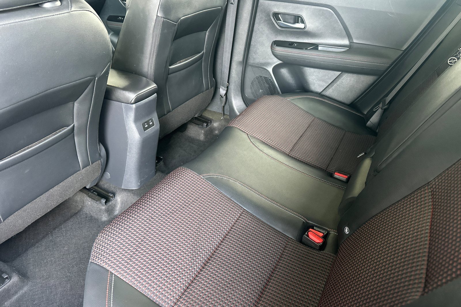 Used 2025 Nissan Kicks SR image 11