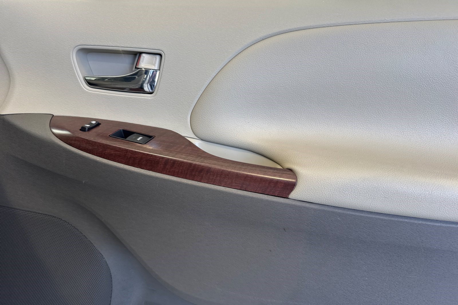 Used 2011 Toyota Sienna XLE FWD image 23