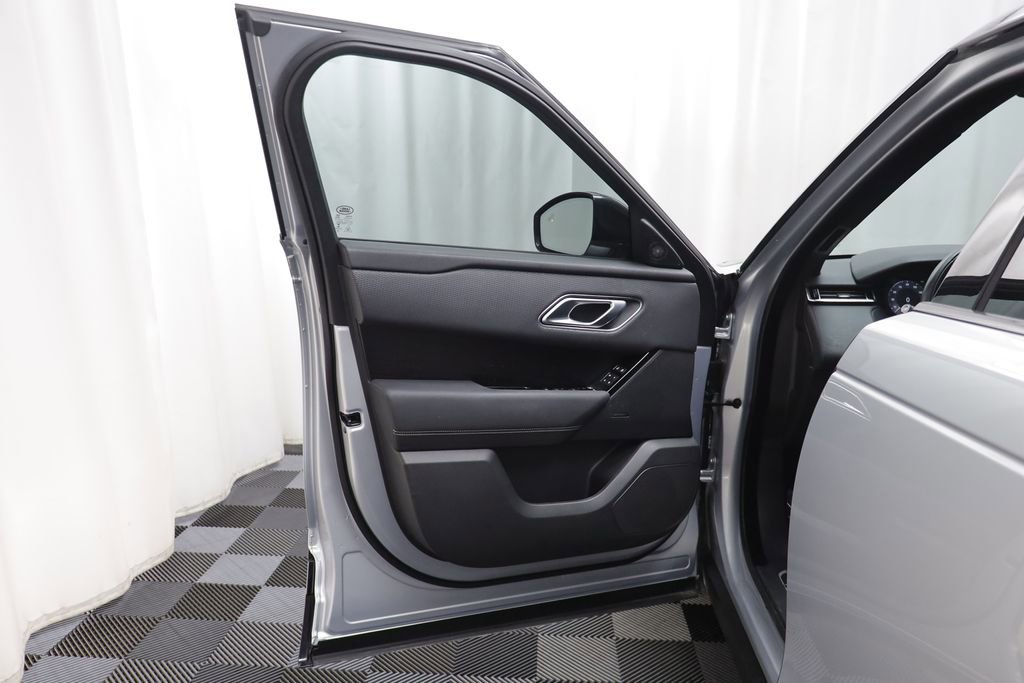 Used 2023 Land Rover Range Rover Velar R-Dynamic S image 4