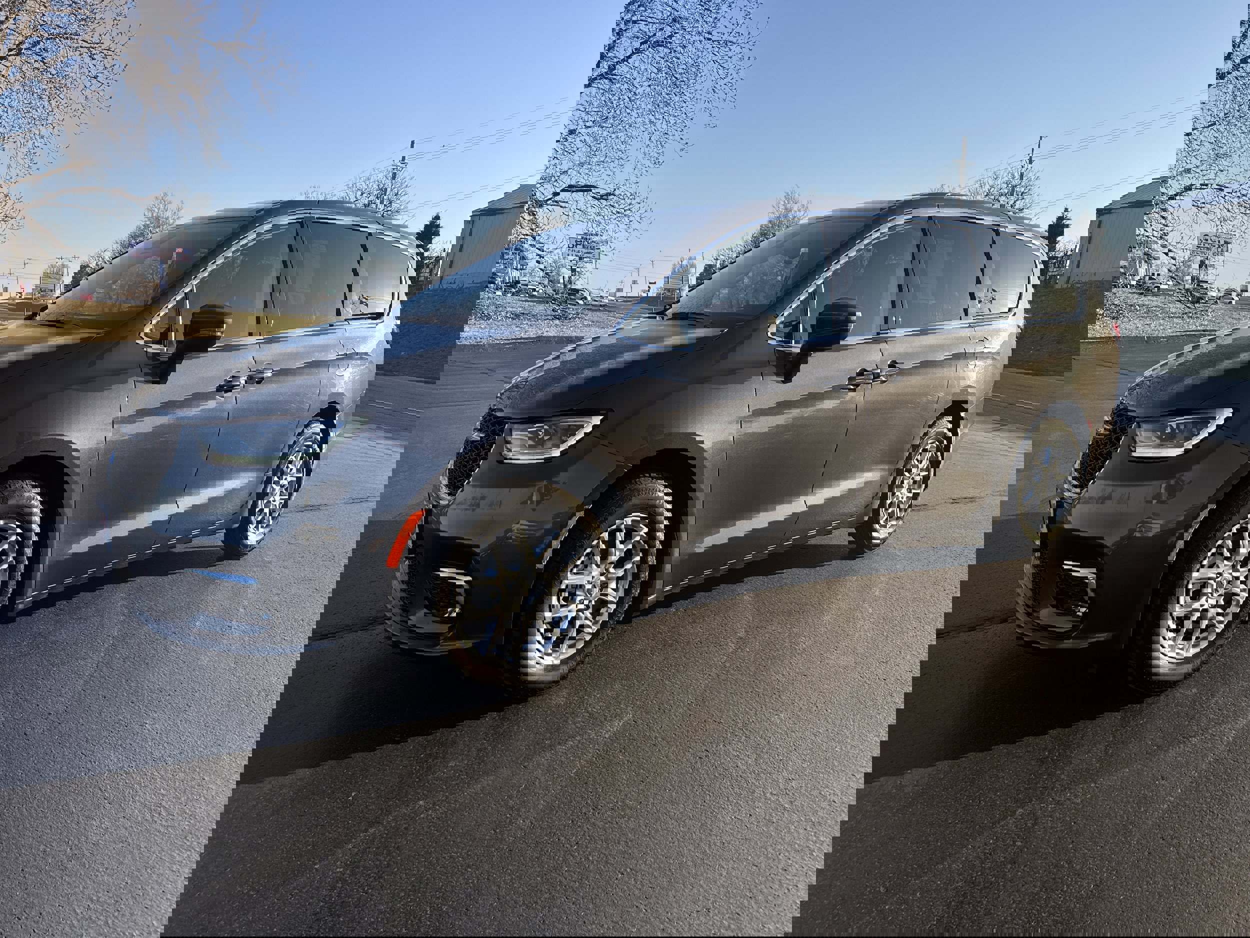 Used 2023 Chrysler Pacifica Touring-L image 2