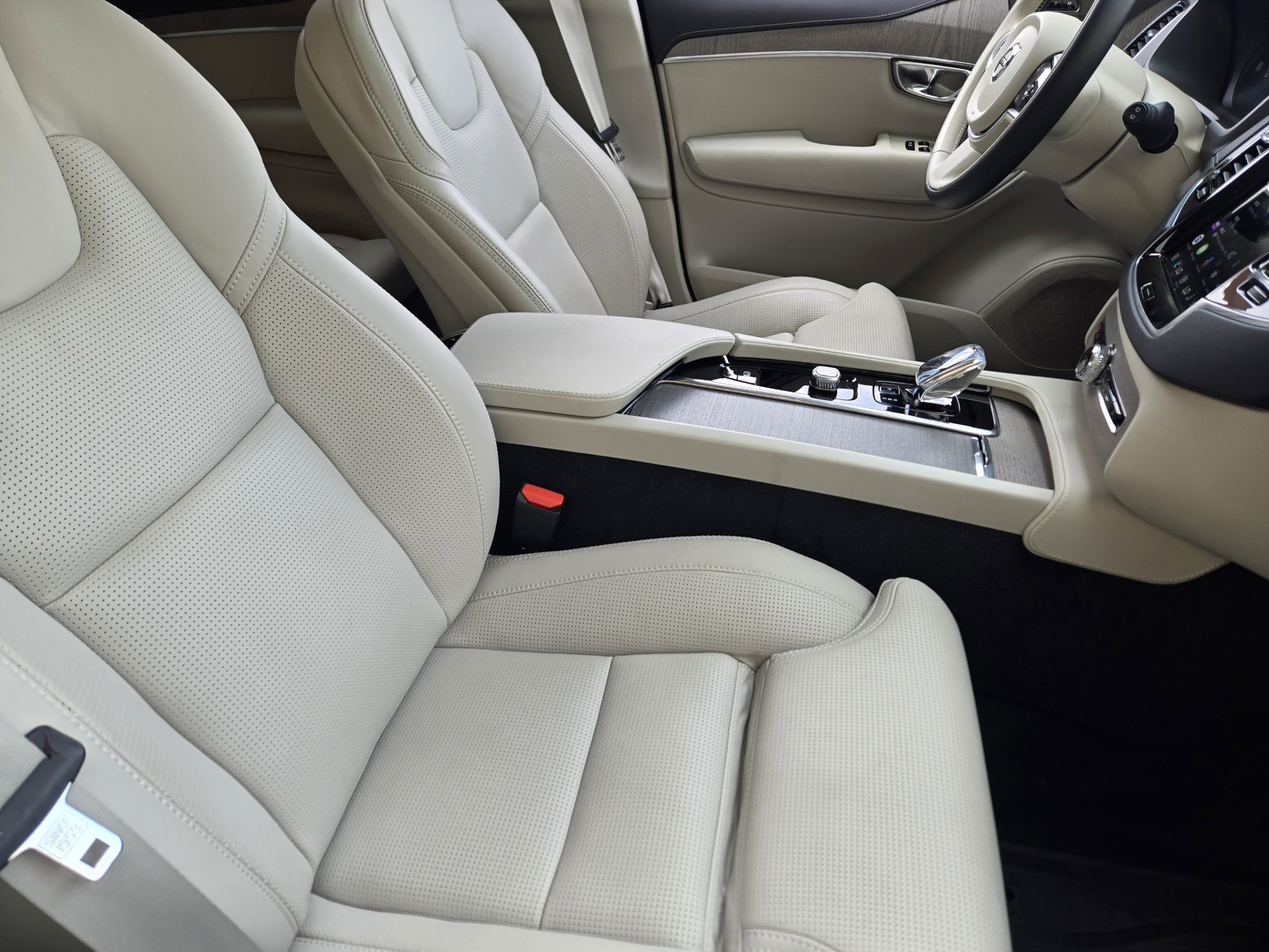 Certified 2025 Volvo XC90 B6 Ultra w/ Protection Package Premier AWD/4WD image 13