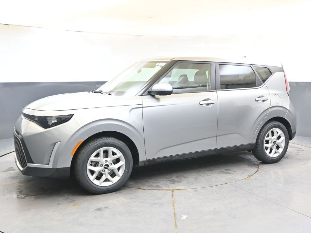 Used 2025 Kia Soul LX w/ LX Technology Package FWD image 2