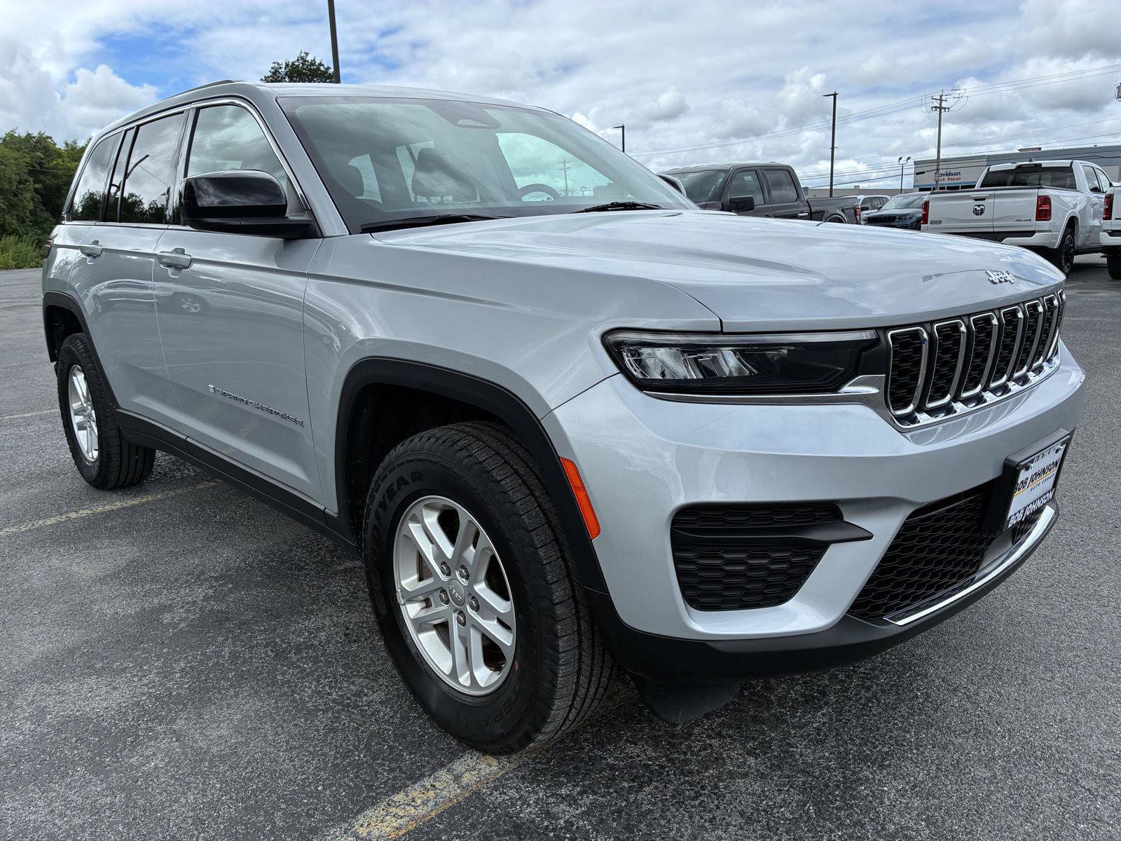 Used 2023 Jeep Grand Cherokee Laredo