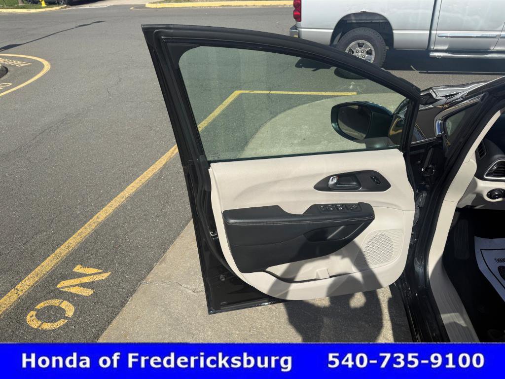 Used 2023 Chrysler Pacifica Touring-L image 13