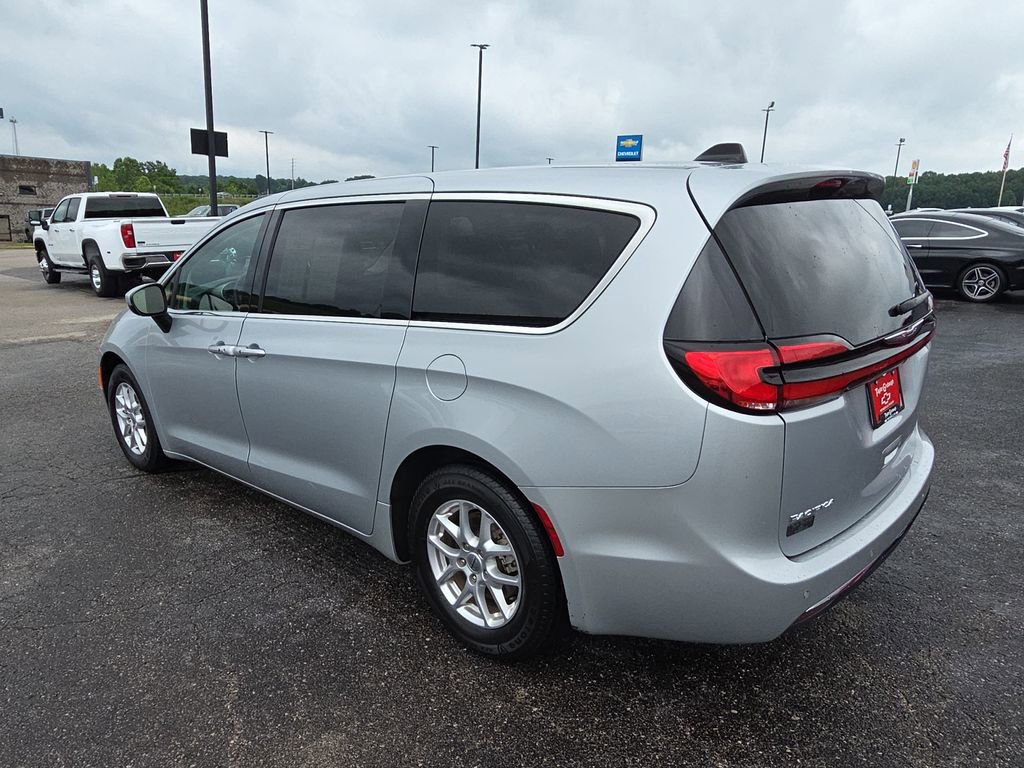 Used 2023 Chrysler Pacifica Touring-L FWD image 6