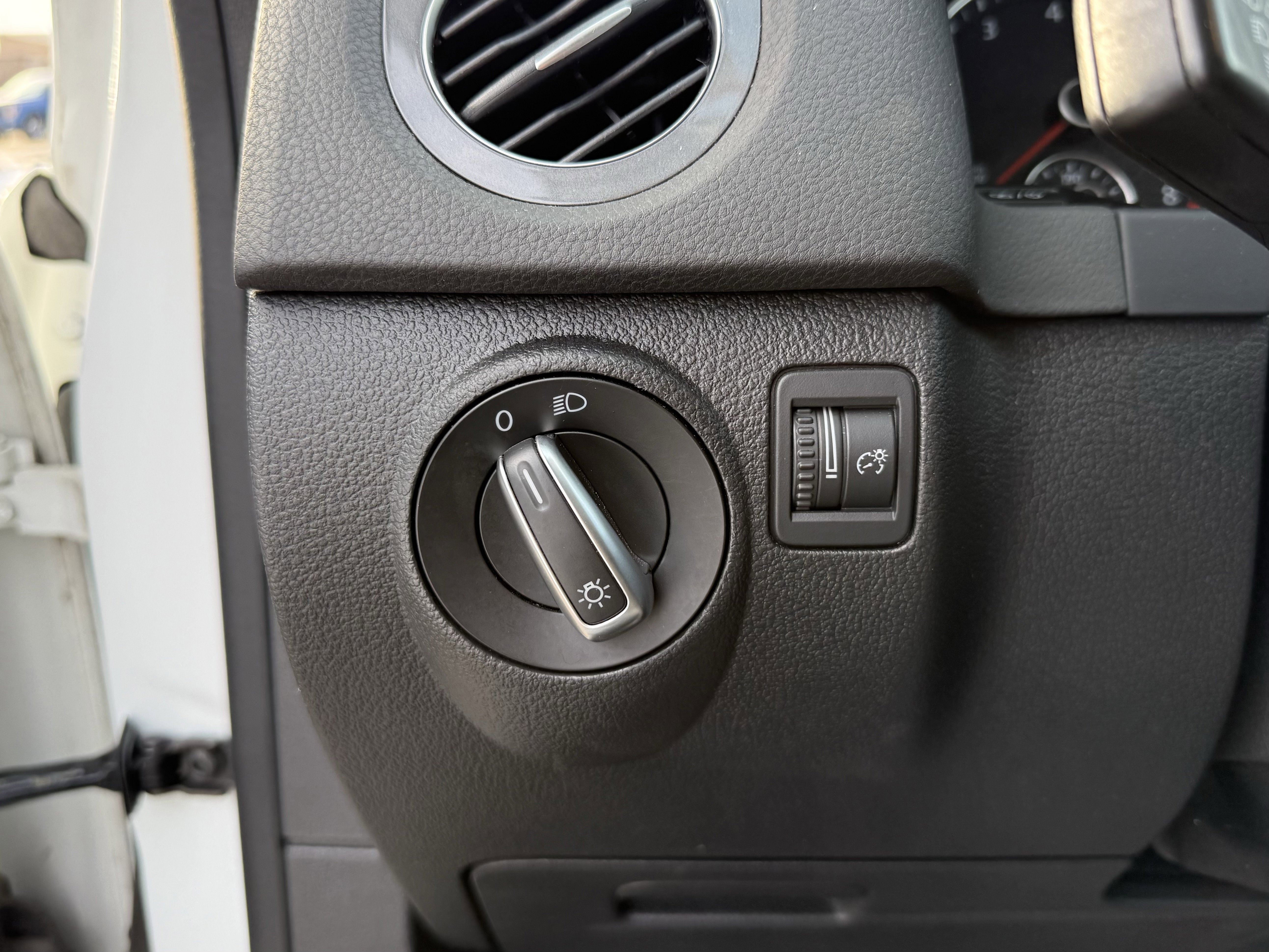 Used 2017 Volkswagen Tiguan Limited w/ Alloy Wheels Package image 12