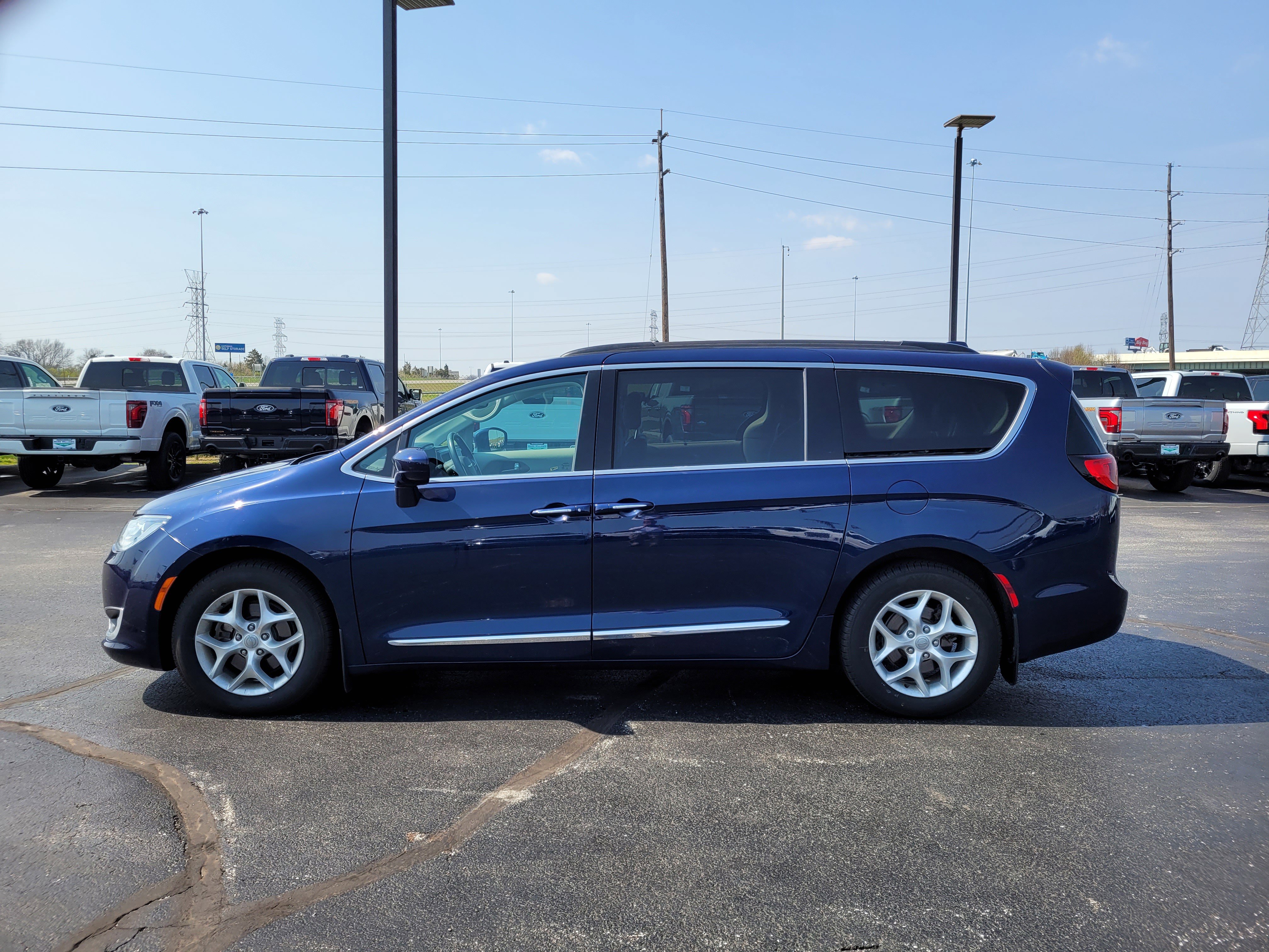Used 2017 Chrysler Pacifica Touring-L w/ Tire & Wheel Group image 7