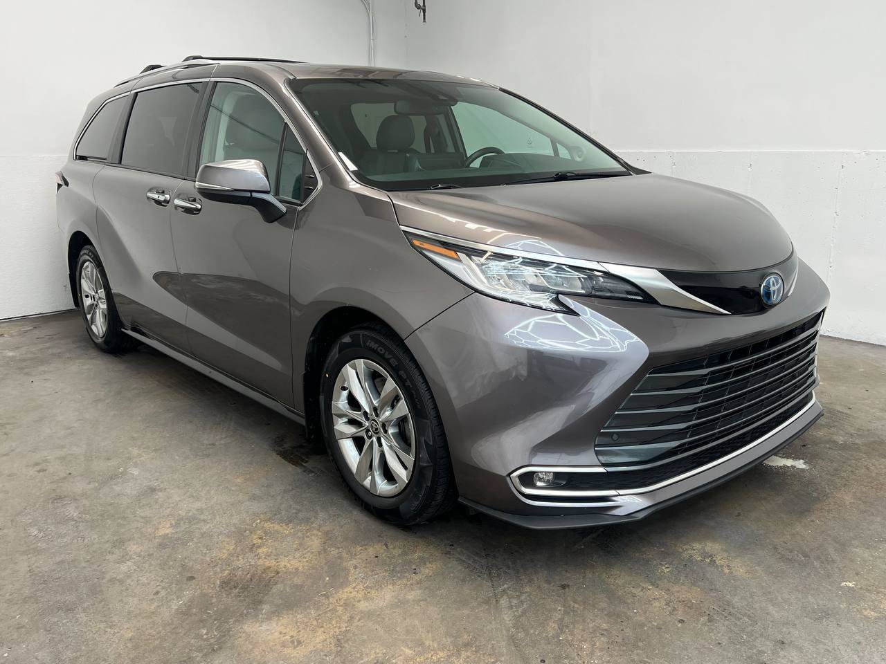 Used 2022 Toyota Sienna Limited AWD/4WD image 3