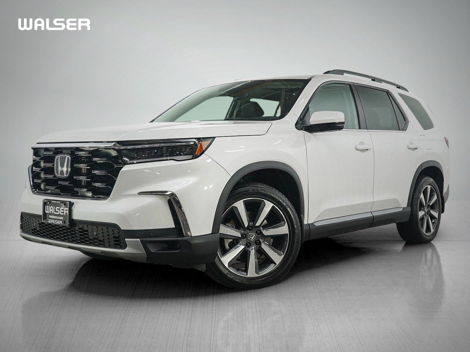 Used 2025 Honda Pilot Touring image 1