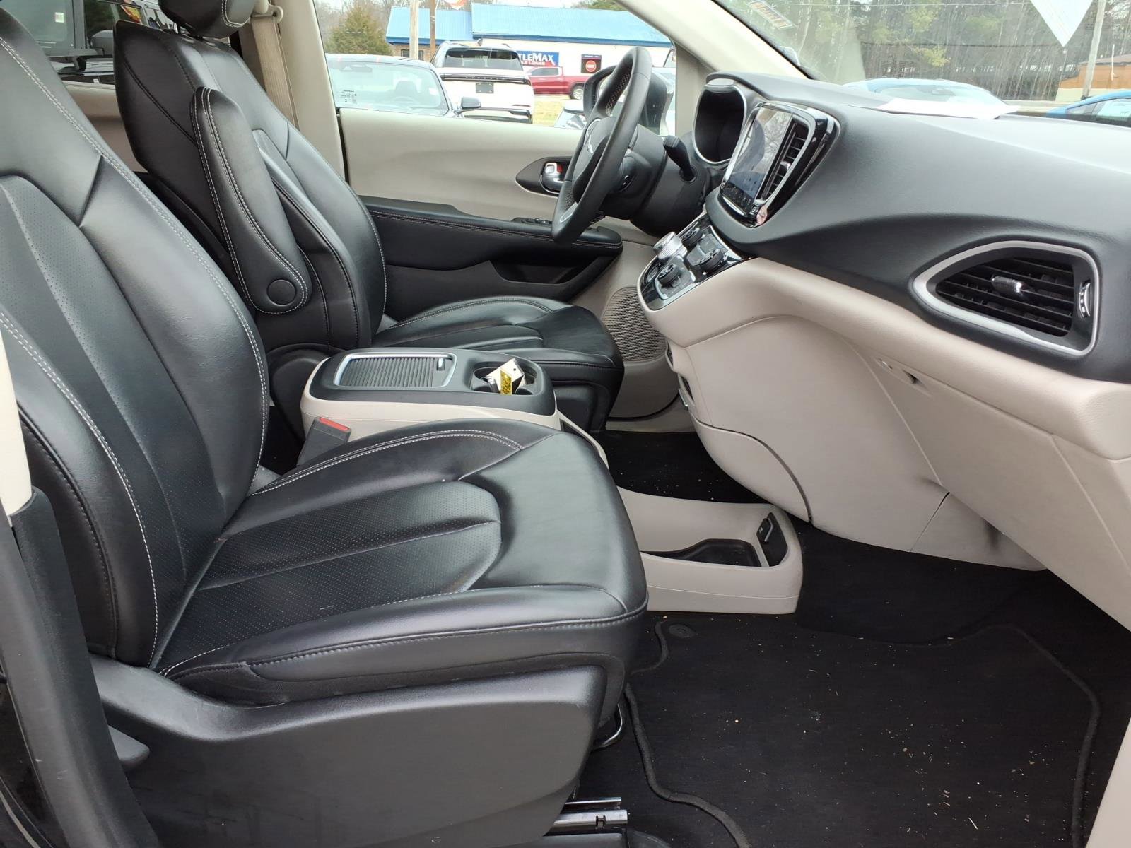 Used 2023 Chrysler Pacifica Touring-L image 8