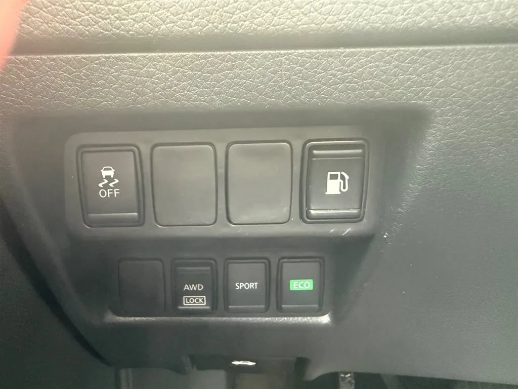 Used 2018 Nissan Rogue S AWD/4WD image 17