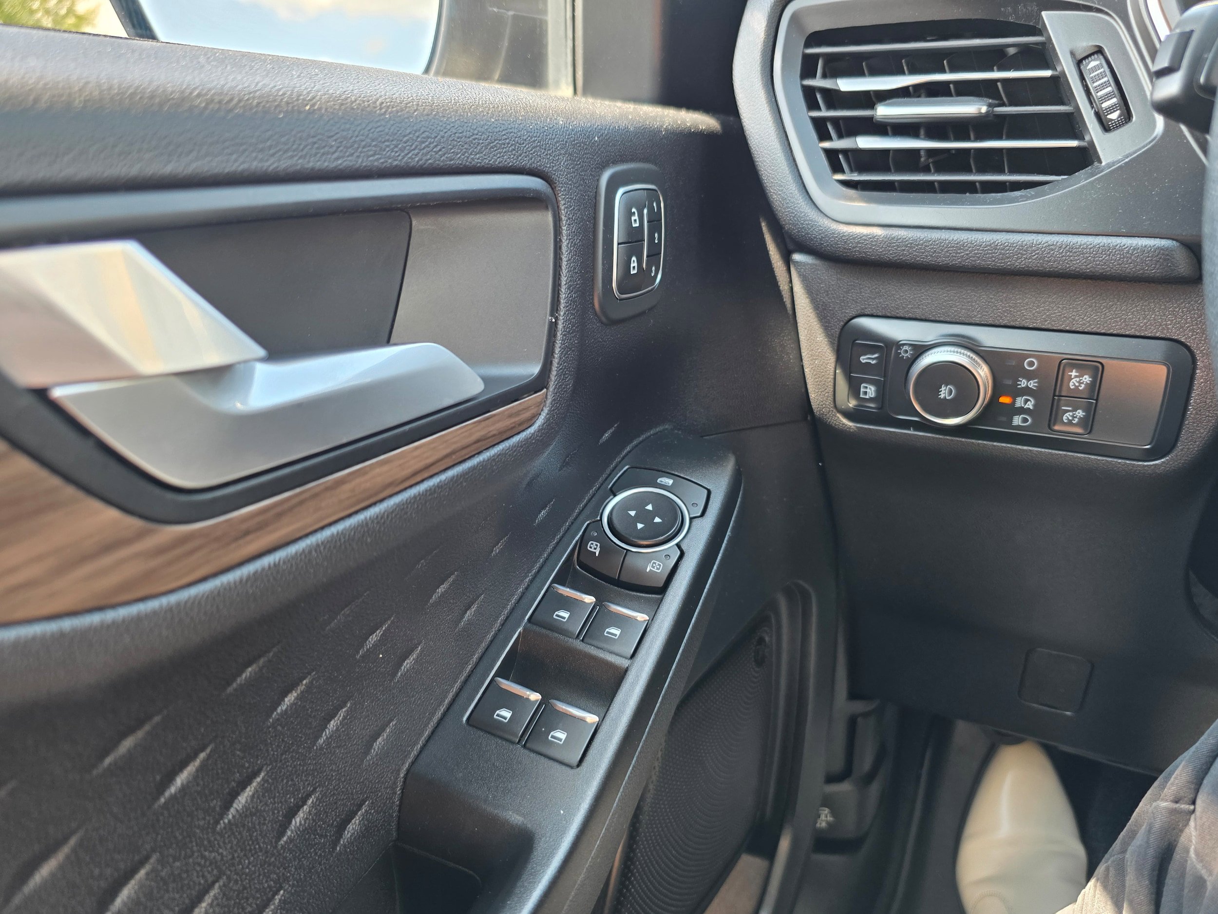 Used 2020 Ford Escape Titanium FWD image 18