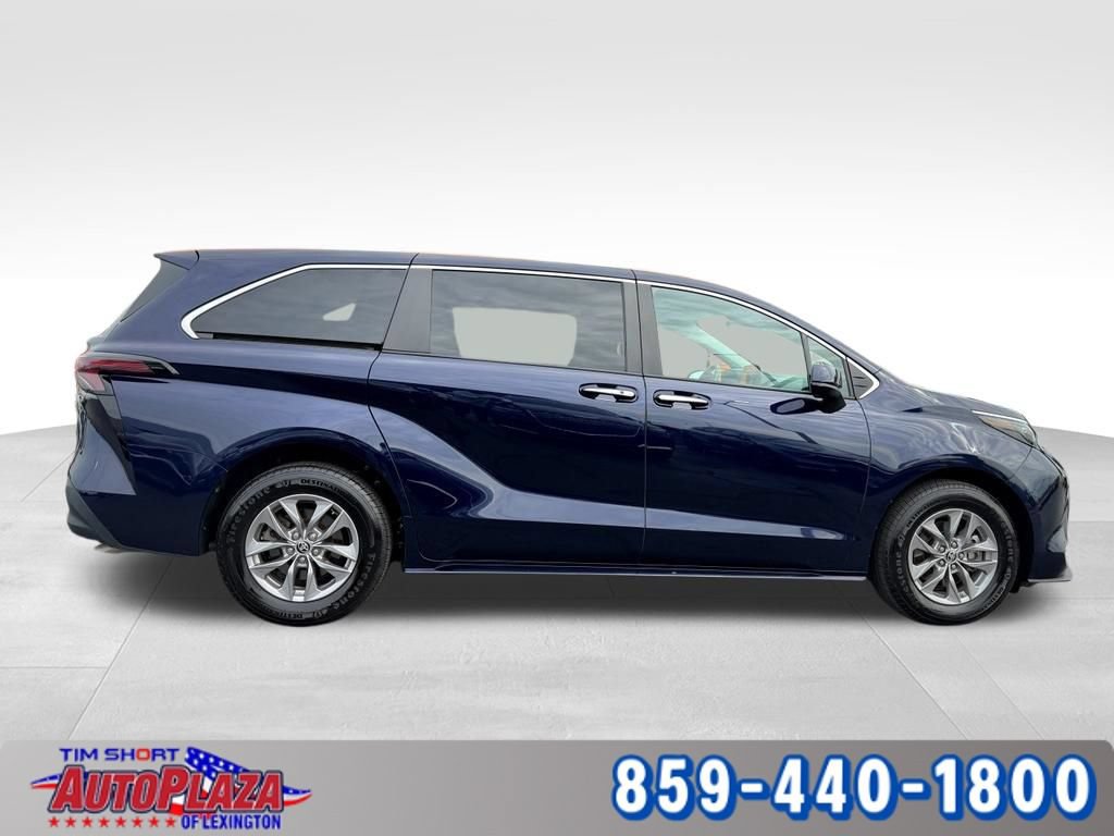 Used 2024 Toyota Sienna XLE FWD image 9