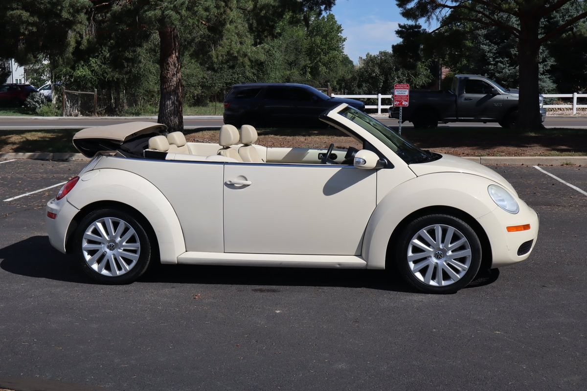 Used 2008 Volkswagen Beetle SE FWD image 3