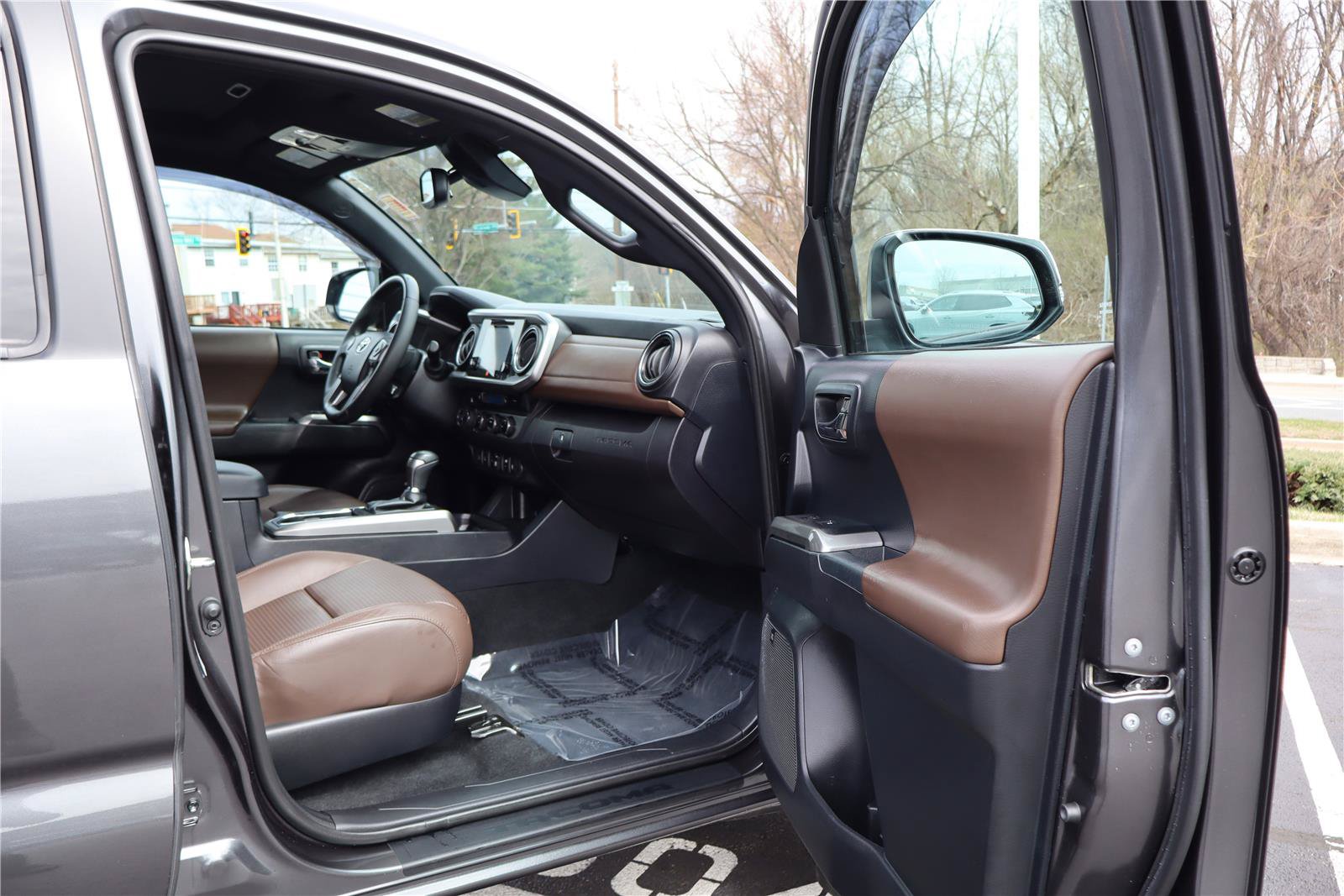Used 2018 Toyota Tacoma Limited AWD/4WD image 26