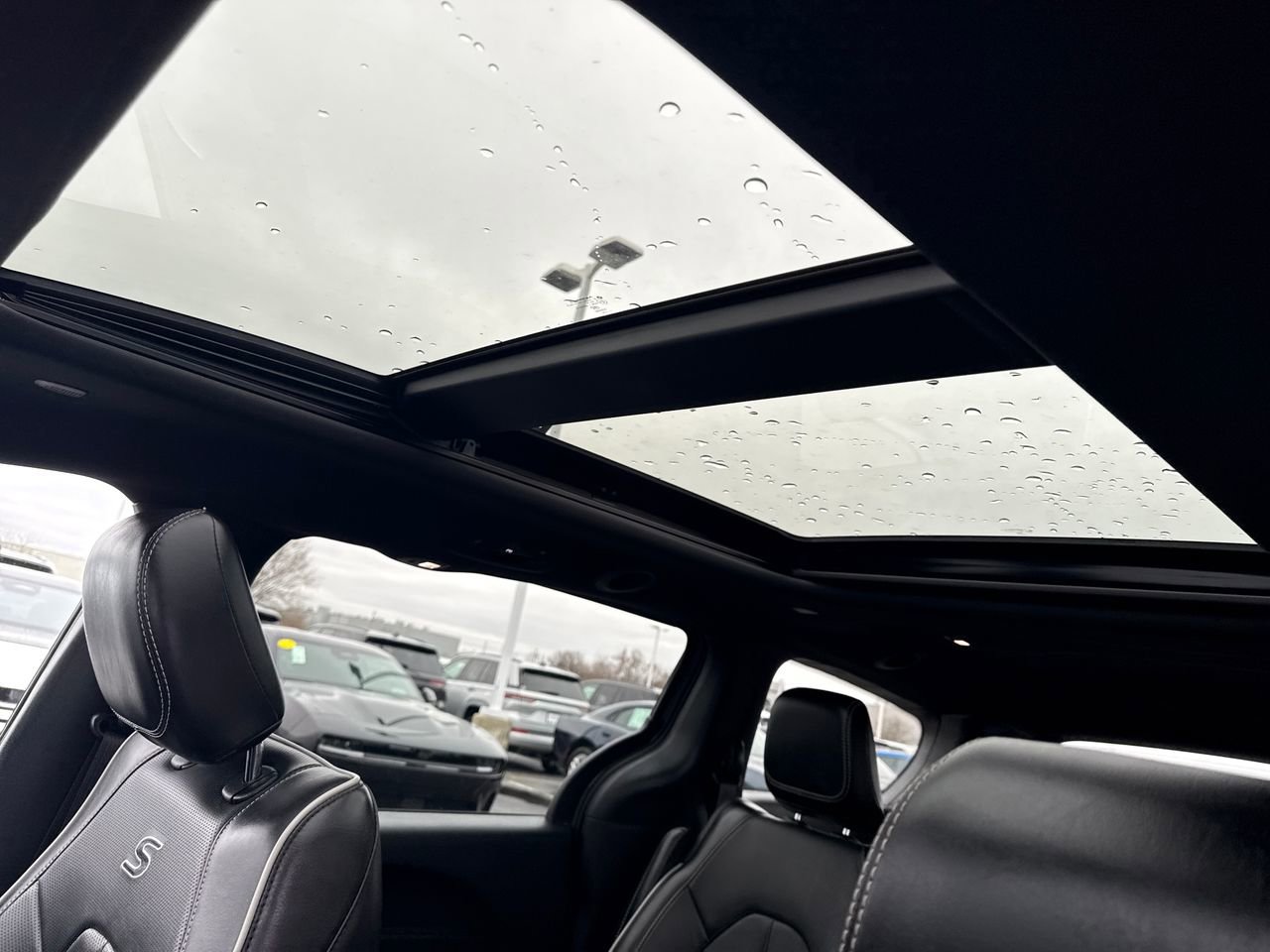 Used 2025 Chrysler Pacifica Premium image 13