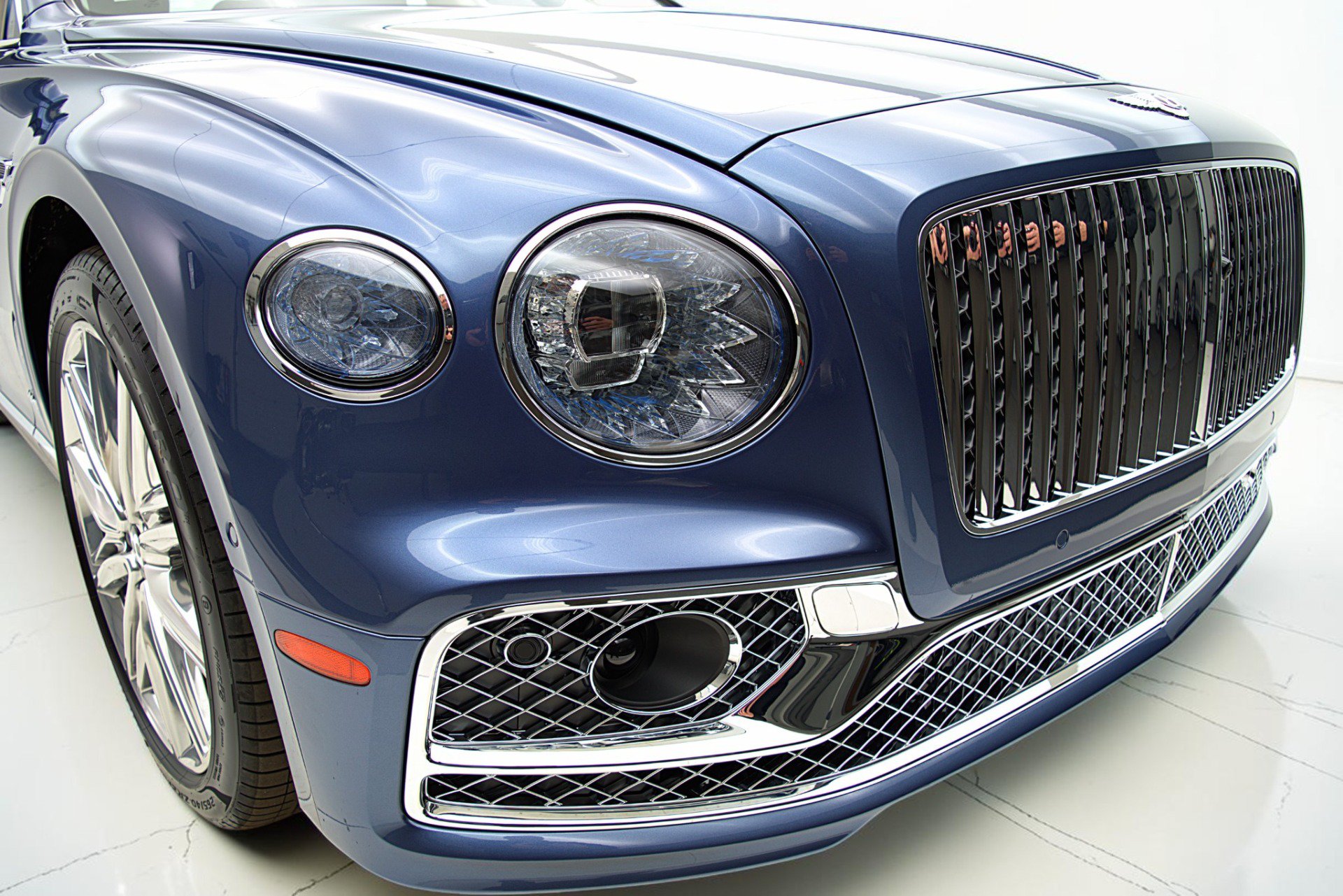 Certified 2022 Bentley Flying Spur Plug-In Hybrid AWD/4WD image 9