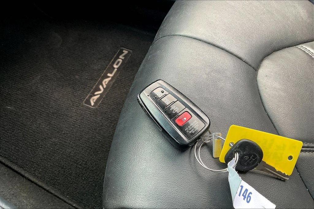 Used 2019 Toyota Avalon XLE FWD image 28