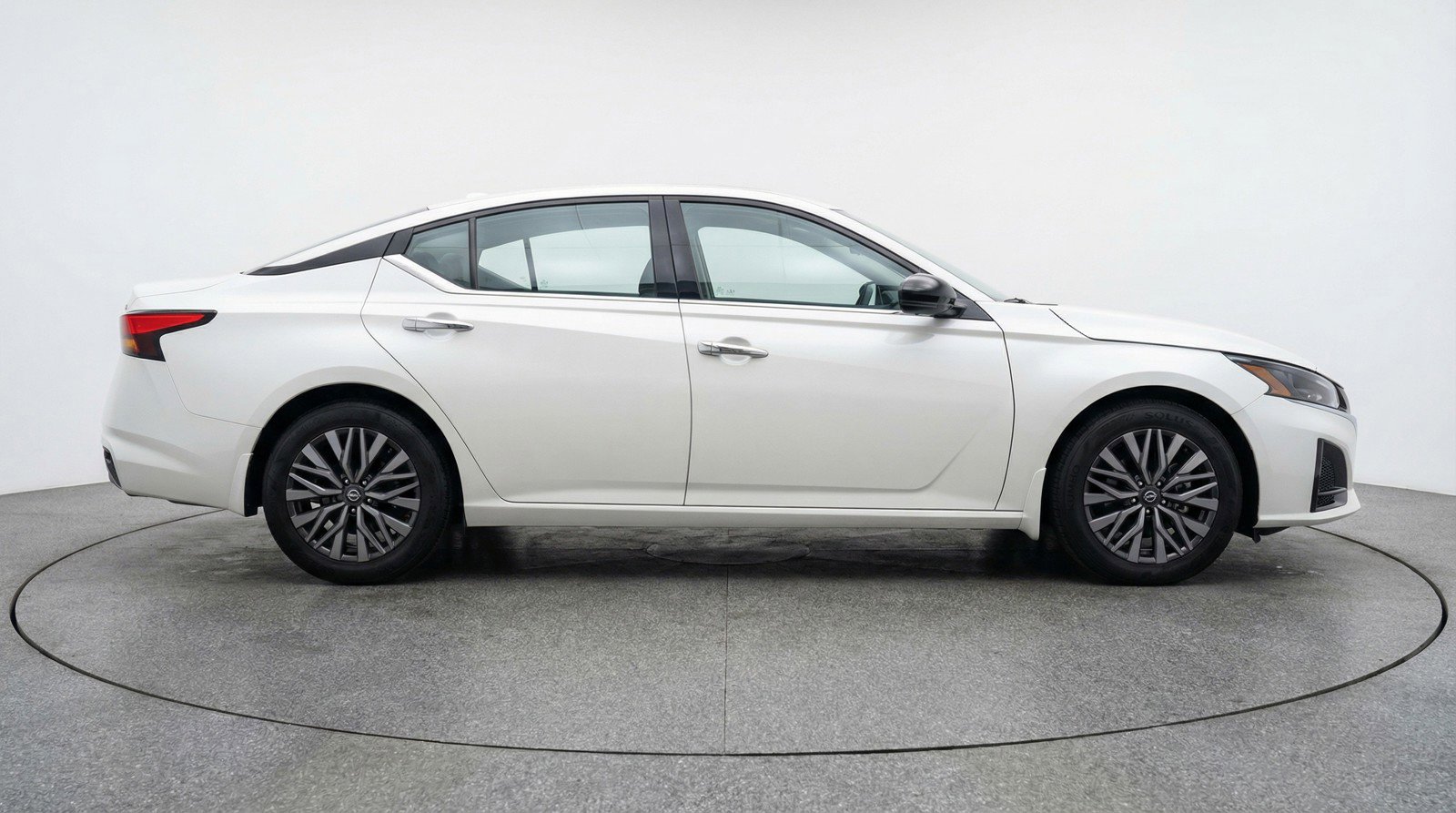 Used 2025 Nissan Altima 2.5 SV image 11