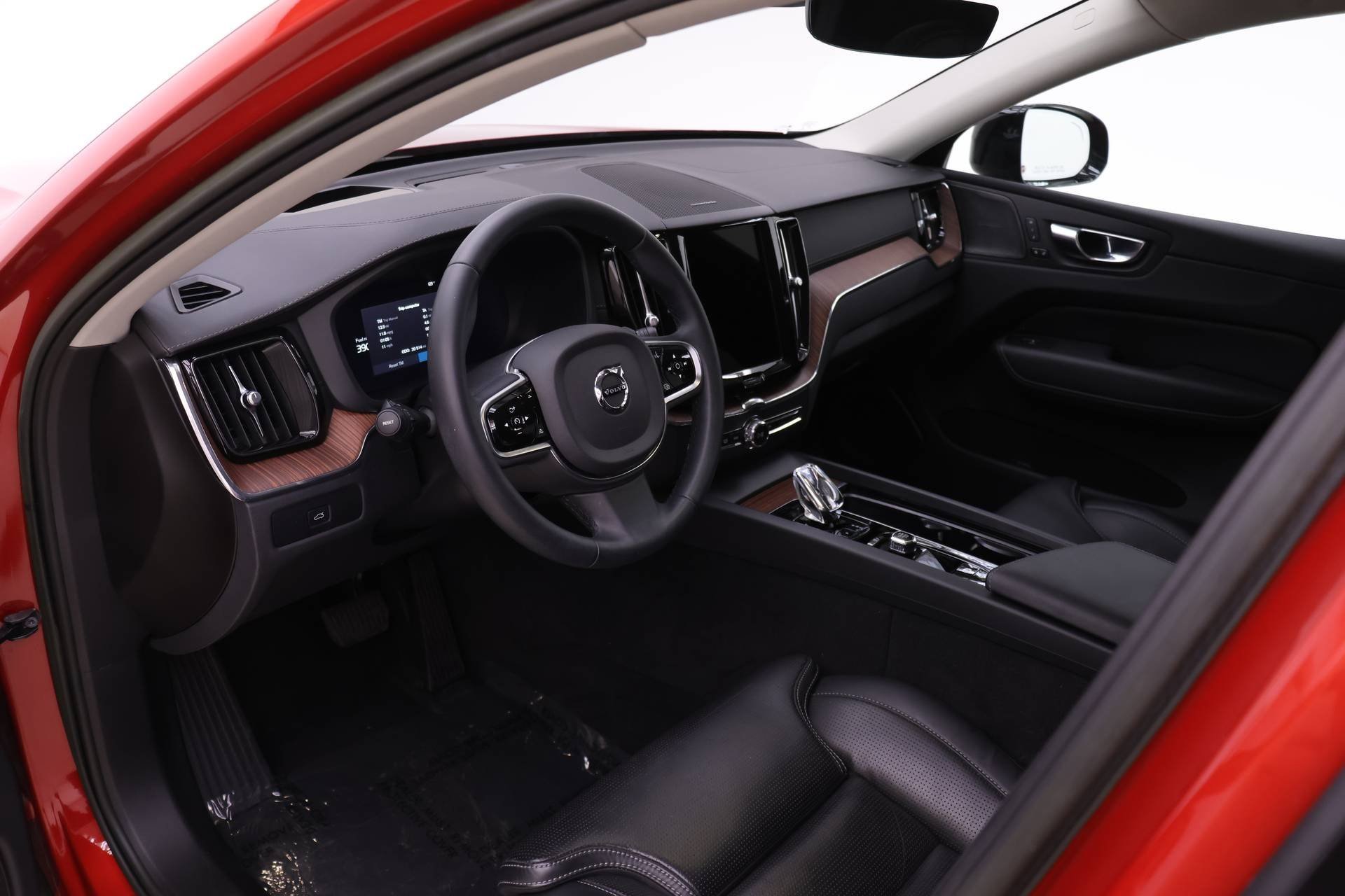 Certified 2023 Volvo XC60 B5 Ultimate w/ Protection Package Premier image 6