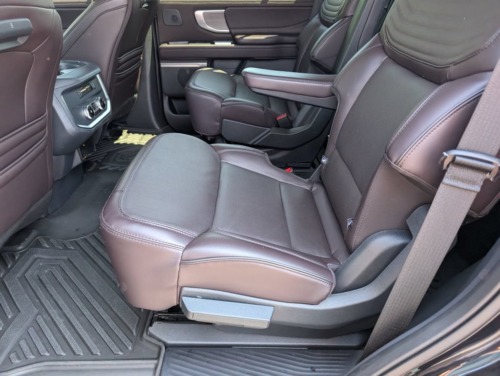 Used 2025 Ford Expedition Platinum w/ Platinum Ultimate Package AWD/4WD image 12