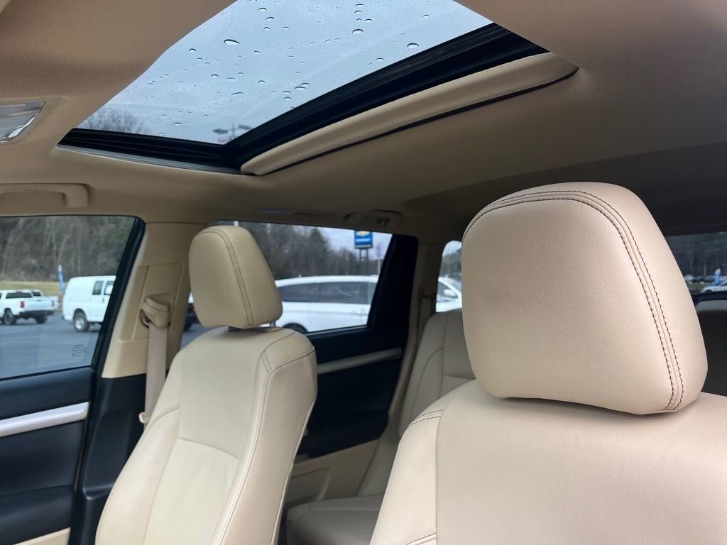 Used 2019 Toyota Highlander AWD V6 image 8