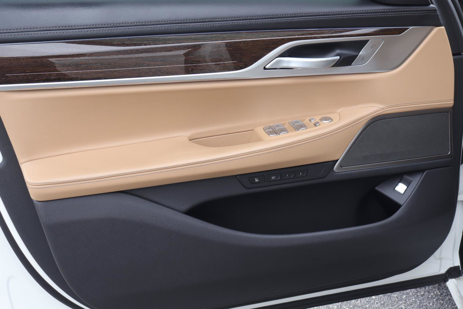 Used 2022 BMW 740i w/ Premium Package RWD image 9