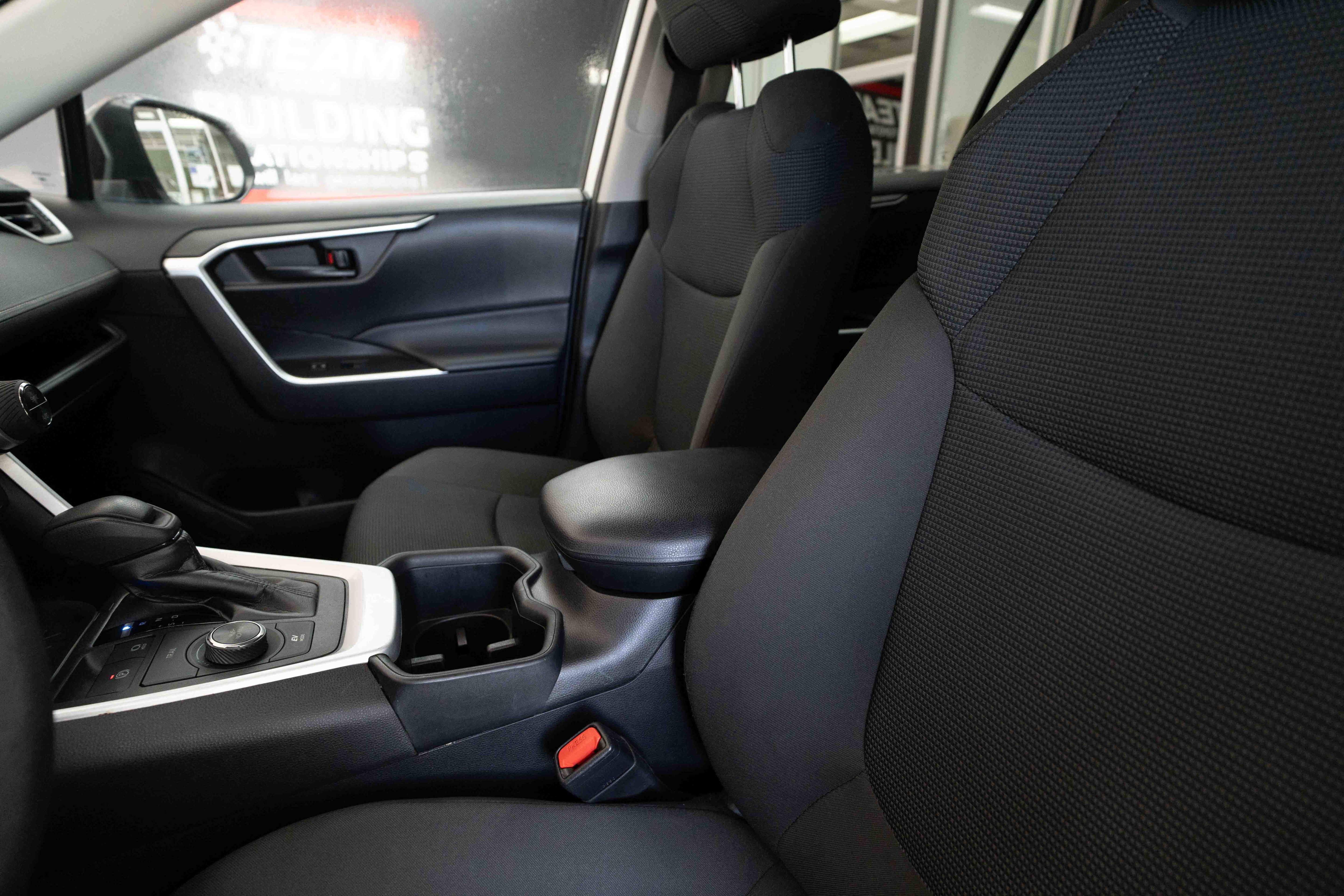 Used 2022 Toyota RAV4 LE AWD/4WD image 10