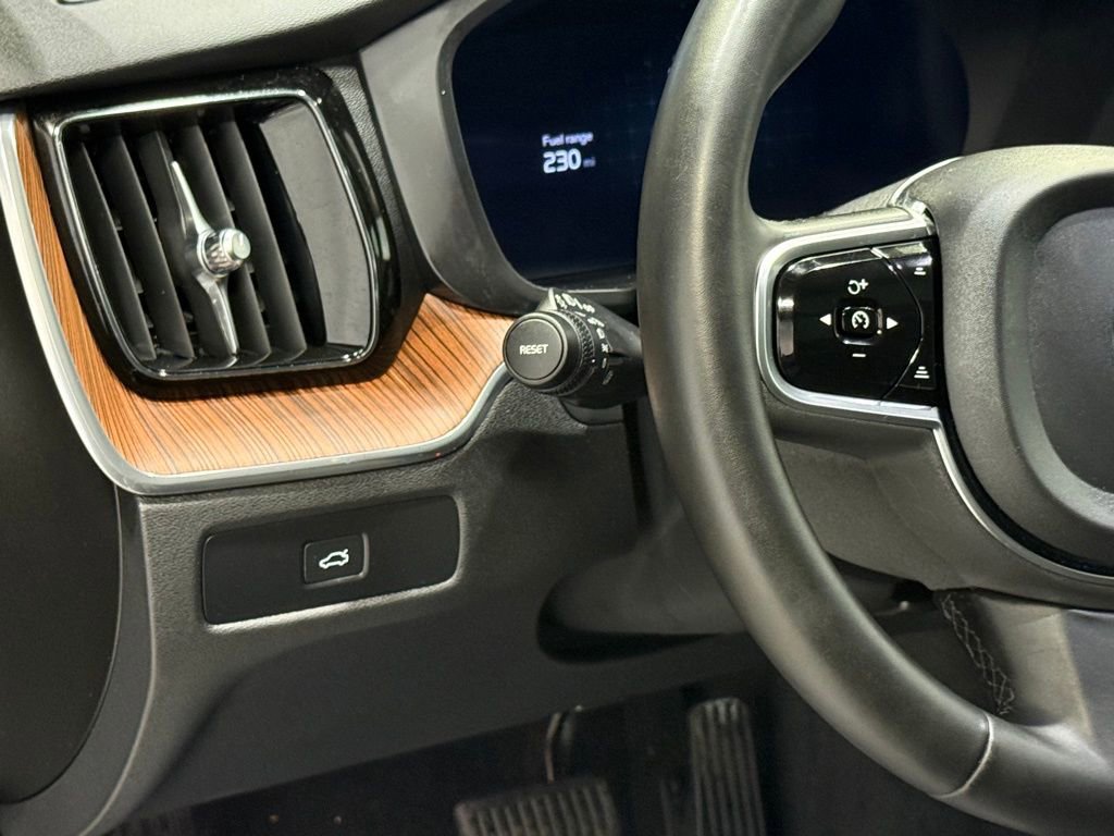 Used 2024 Volvo XC60 B5 Plus image 11
