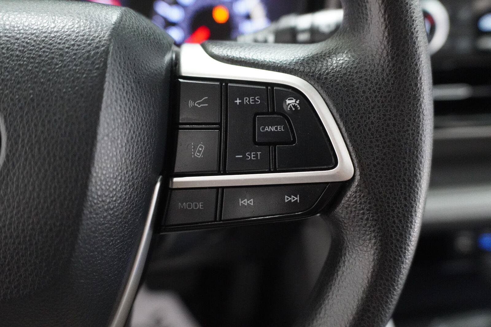 Used 2022 Toyota Highlander L FWD image 12