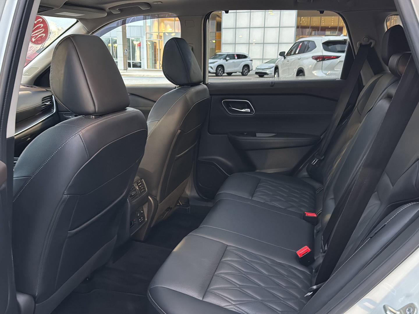 Used 2023 Nissan Rogue Platinum w/ Platinum Premium Package image 9