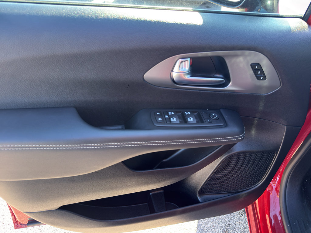 Used 2025 Chrysler Pacifica Select FWD image 12