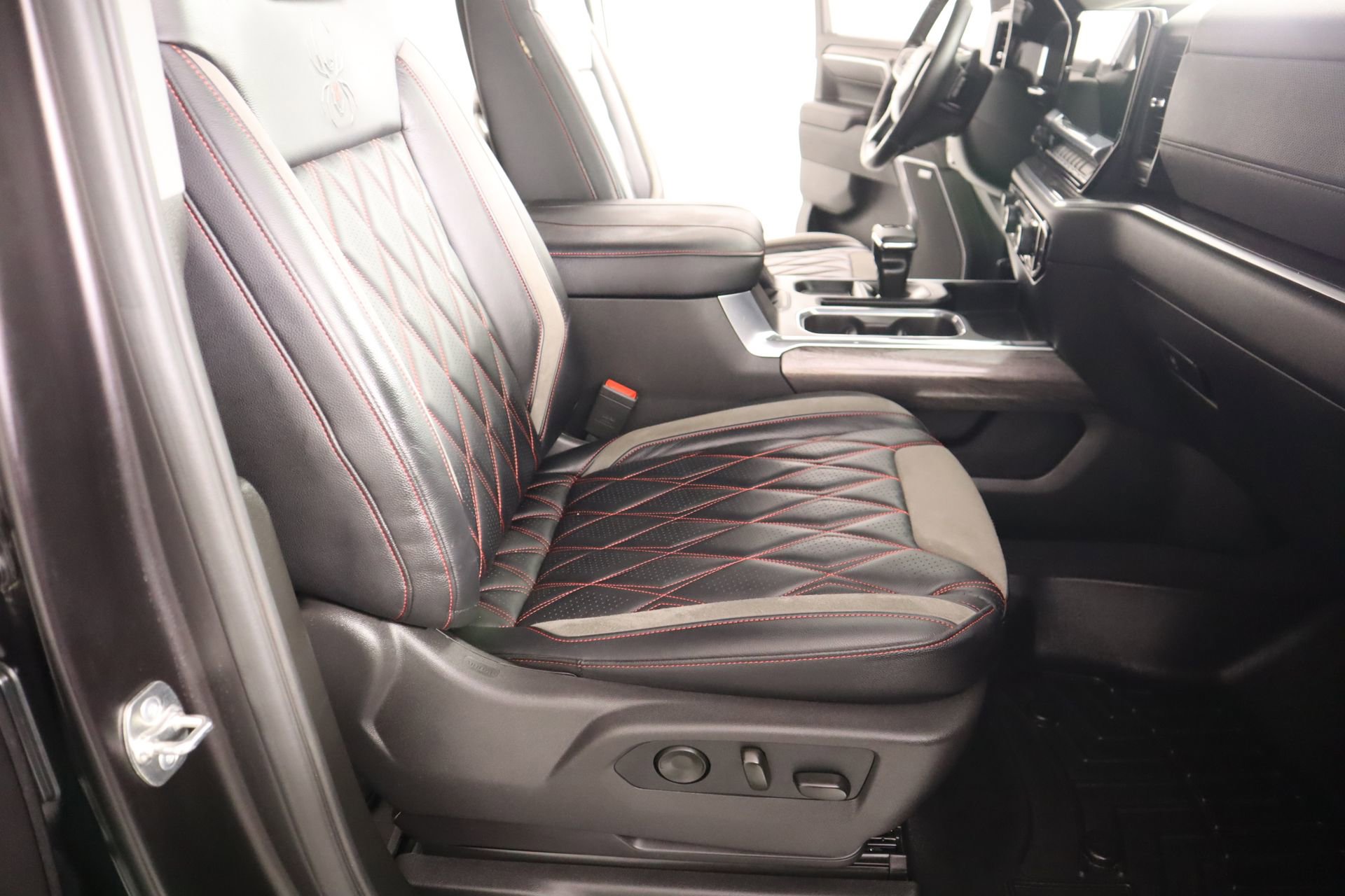 Used 2025 Chevrolet Silverado 1500 LTZ image 15