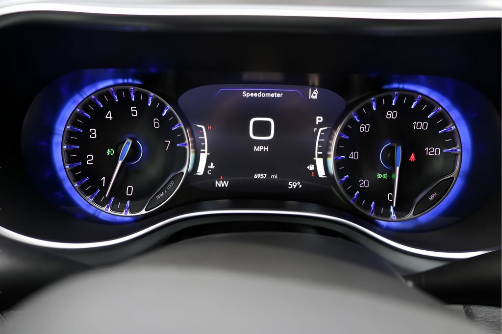 Used 2025 Chrysler Pacifica Limited FWD image 31