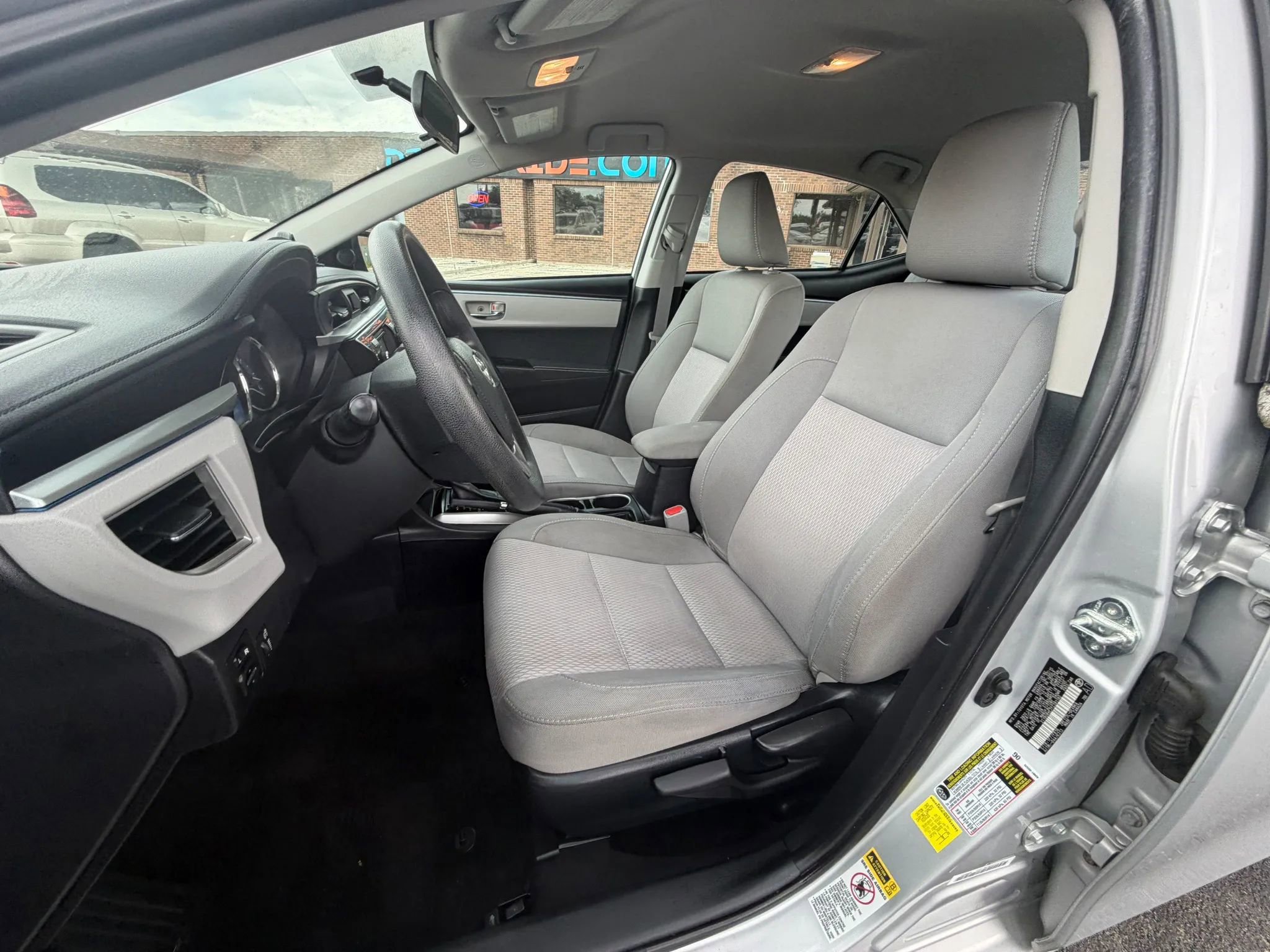Used 2015 Toyota Corolla LE FWD image 11