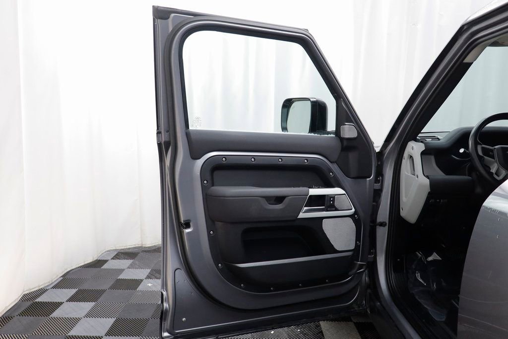 Used 2023 Land Rover Defender 130 SE image 4