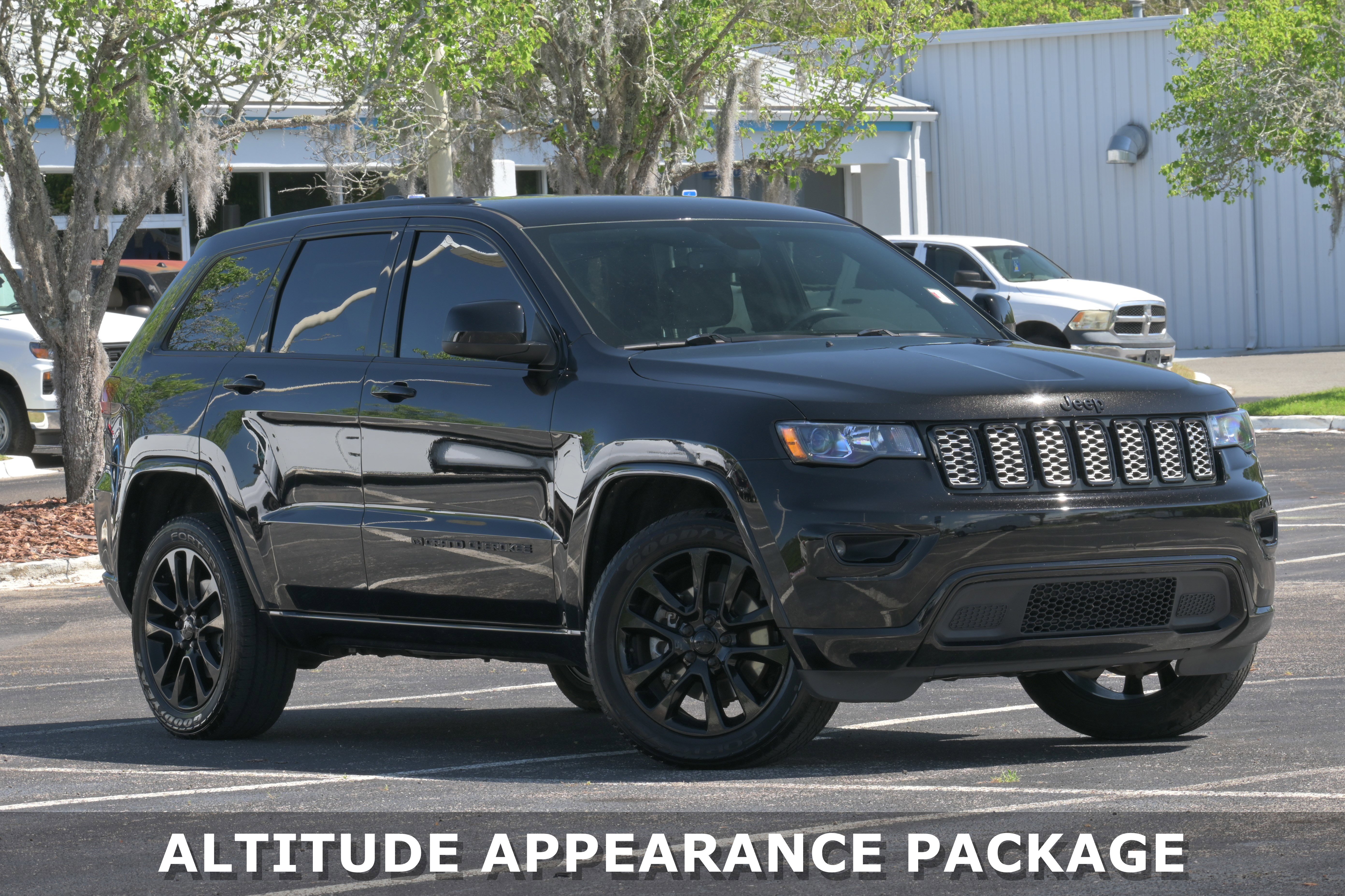 Used 2022 Jeep Grand Cherokee Laredo X AWD/4WD image 2