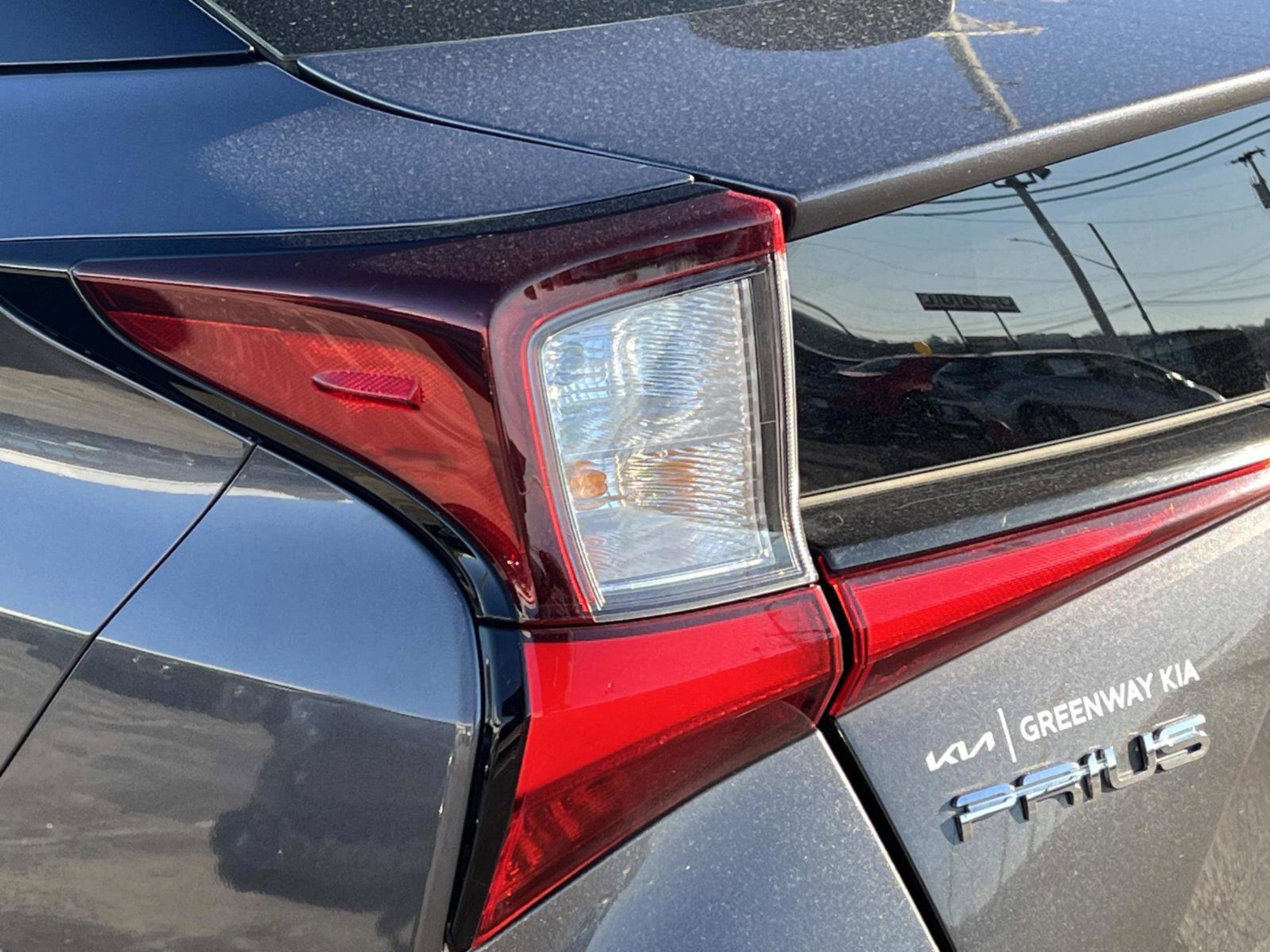 Used 2022 Toyota Prius L Eco image 10