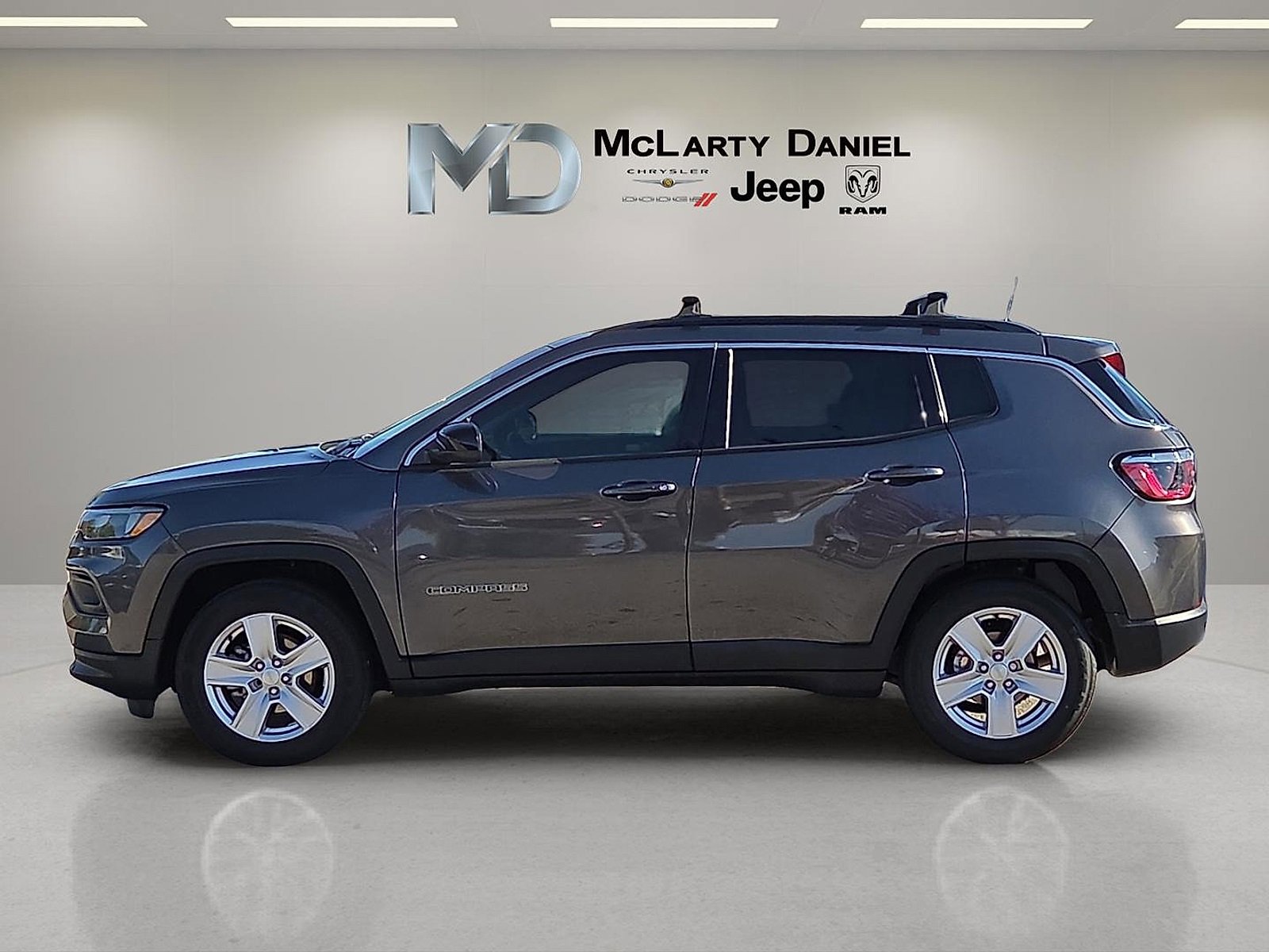 Used 2022 Jeep Compass Latitude image 3