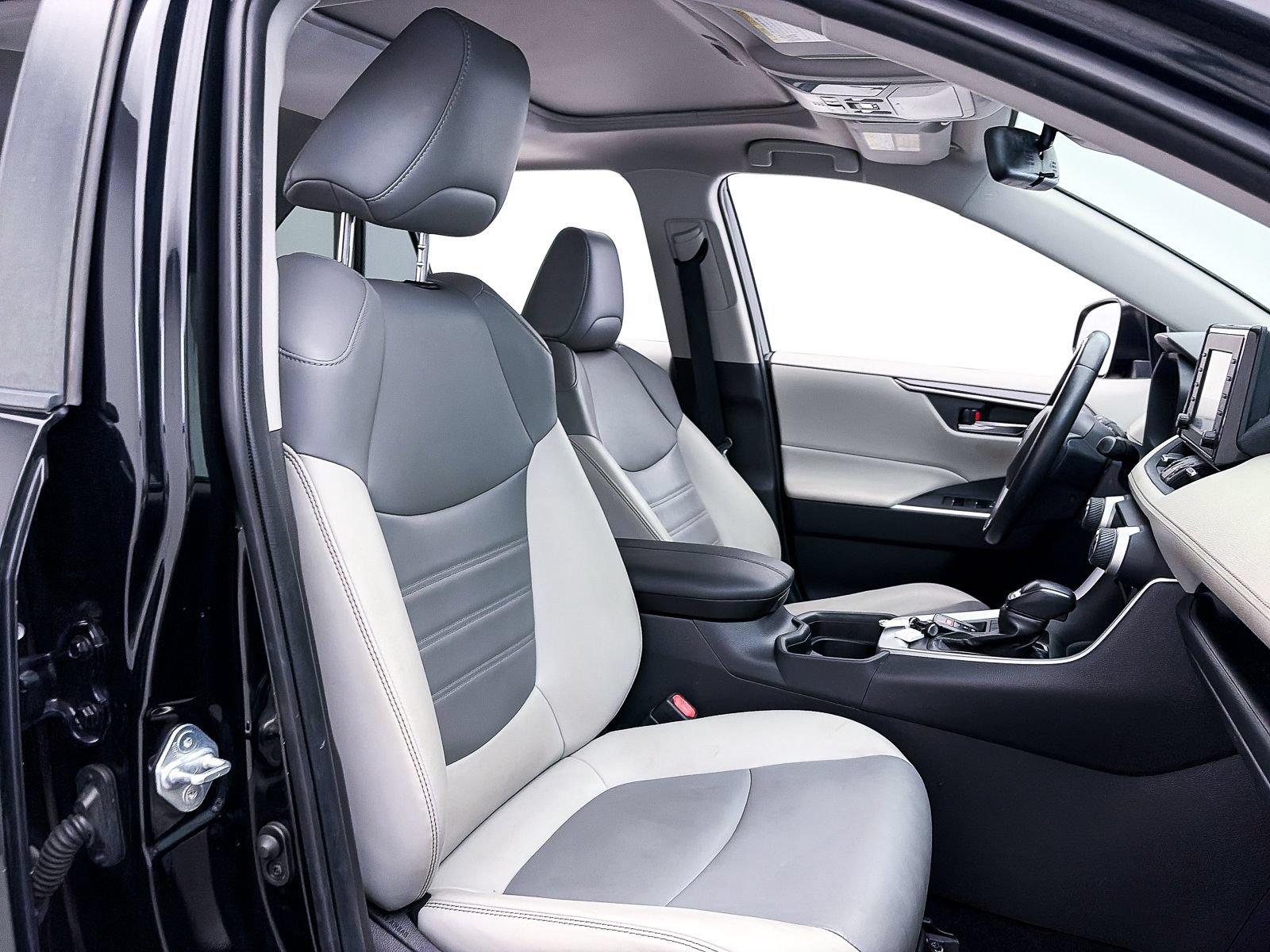 Used 2019 Toyota RAV4 XLE Premium w/ Carpet Mat Package FWD image 33