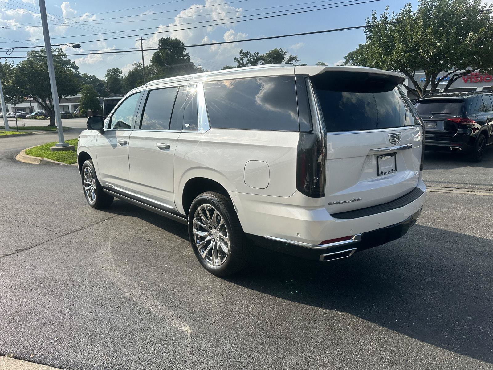 Used 2025 Cadillac Escalade ESV Premium Luxury w/ LPO, Radiant Package AWD/4WD image 5