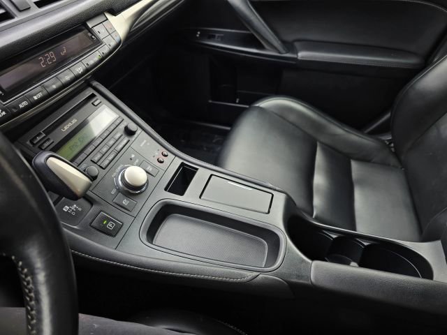 Used 2015 Lexus CT 200h image 28