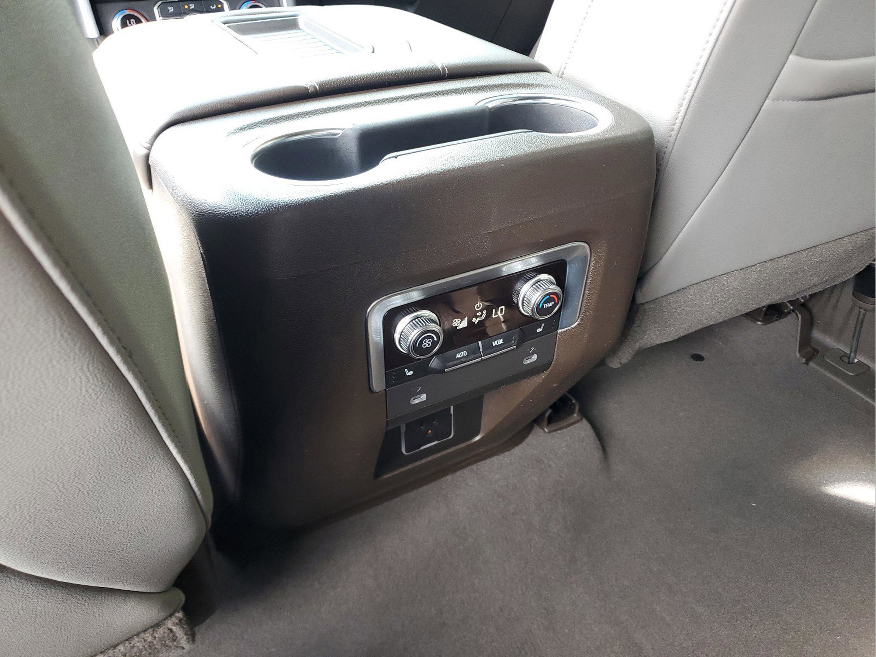 Used 2021 GMC Yukon SLT w/ SLT Premium Package image 16