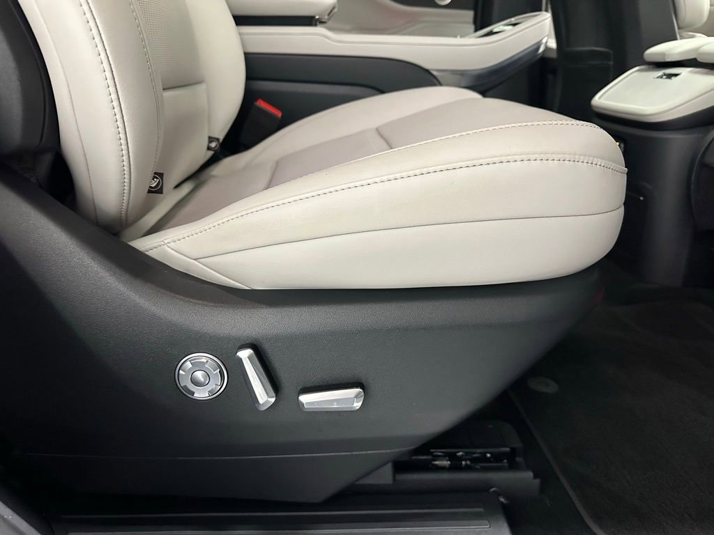 Used 2025 Lincoln Navigator Reserve image 58