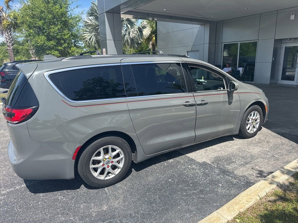 Used 2022 Chrysler Pacifica Touring-L FWD image 3