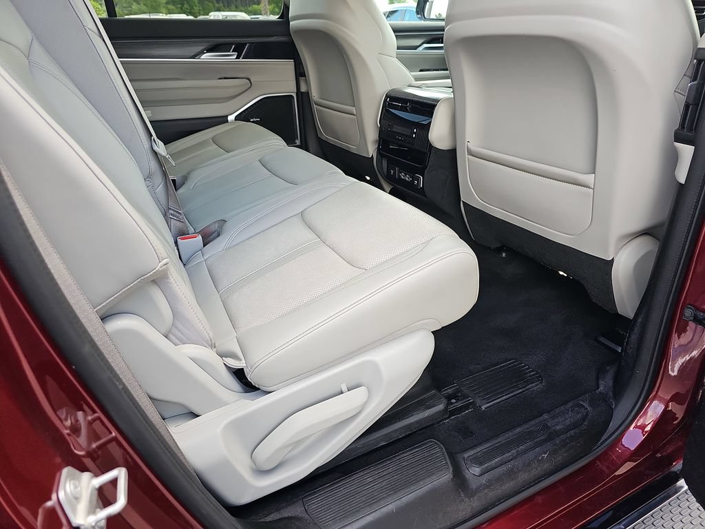 Used 2024 Jeep Wagoneer Series II w/ Flexible Seating Group RWD image 15