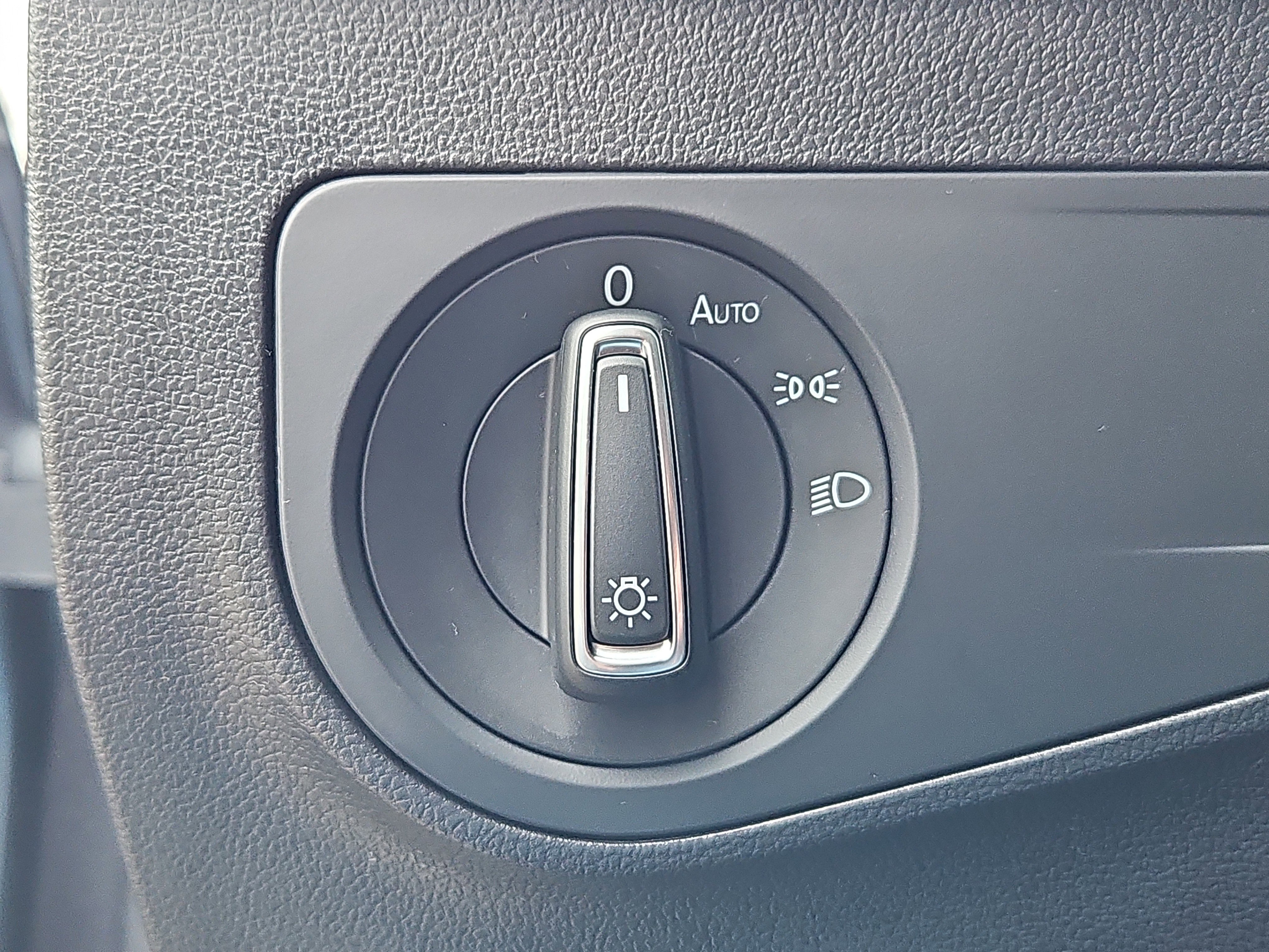 Used 2021 Volkswagen Tiguan SE w/ Panoramic Sunroof Package image 10